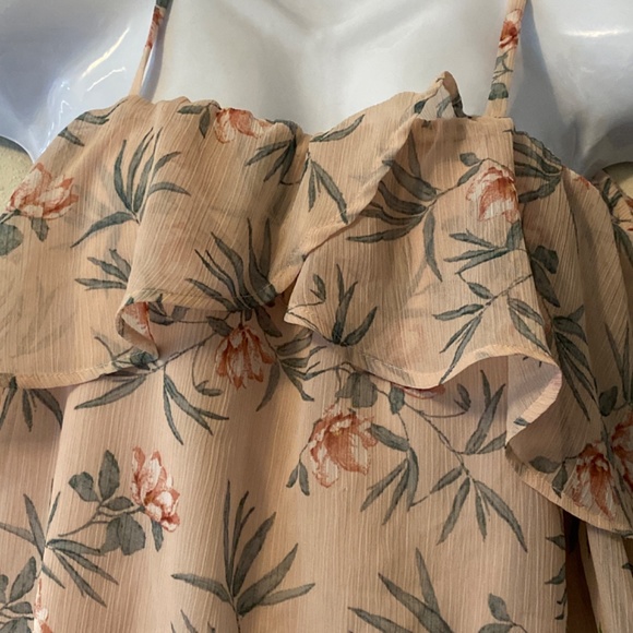 🟢5/25 Floral top by and by - Picture 3 of 3